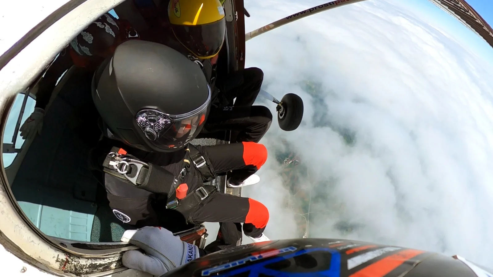 Padobranka Skydive Akademije Maja Pađen se priprema za skok na vratima zrakoplova