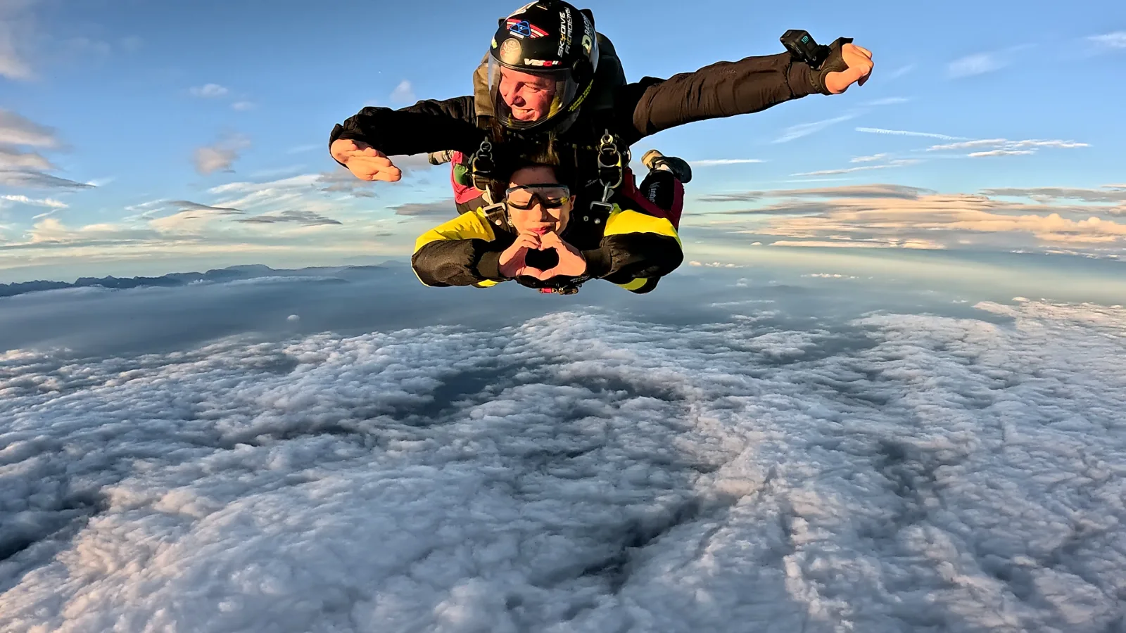 Tandem skok Skydive Akademije u Šentvidu. Putnica pokazuje srce.