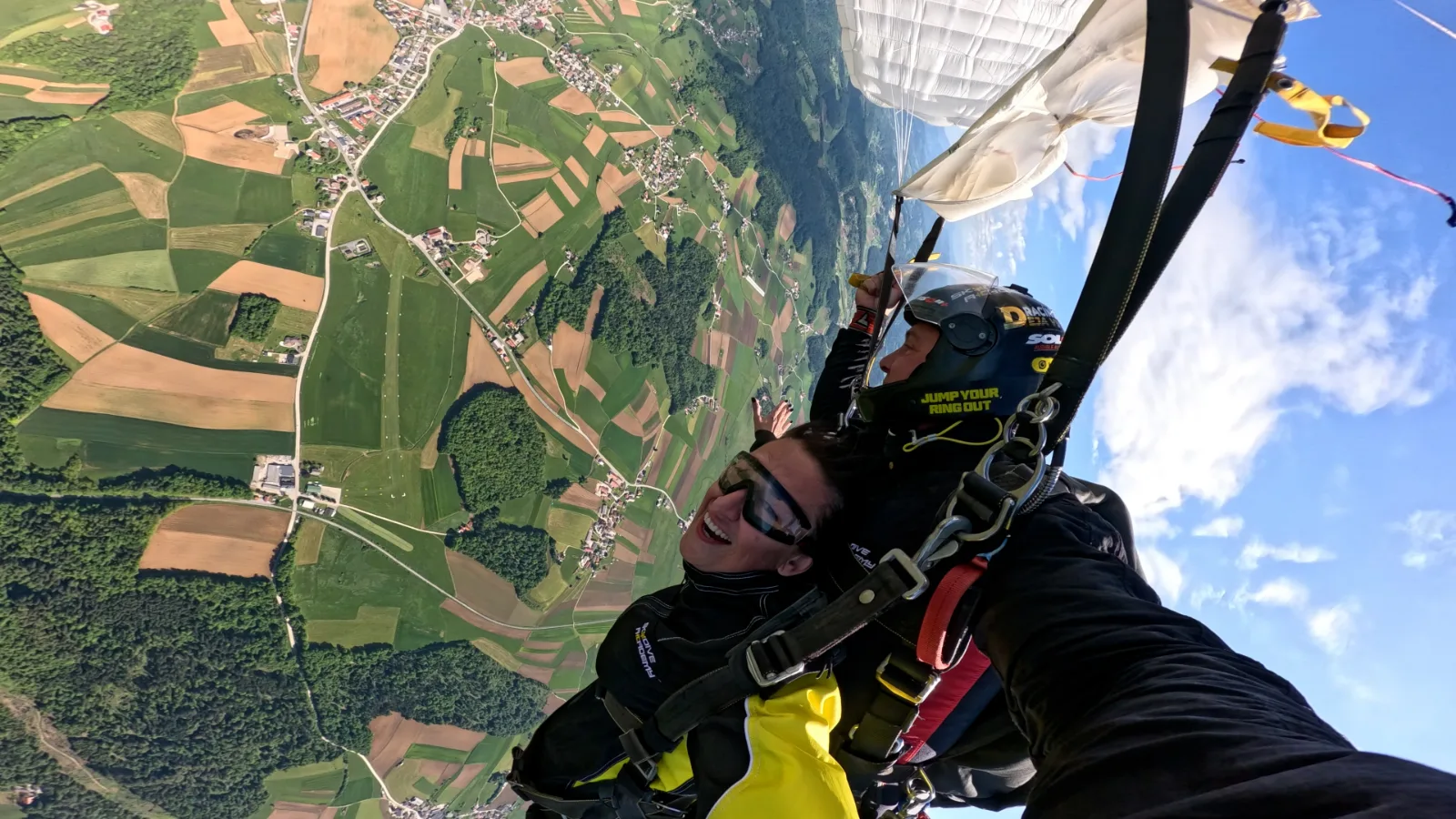 Marko Premužić sa tandem putnicom pod kupolom padobrana u Šentvidu