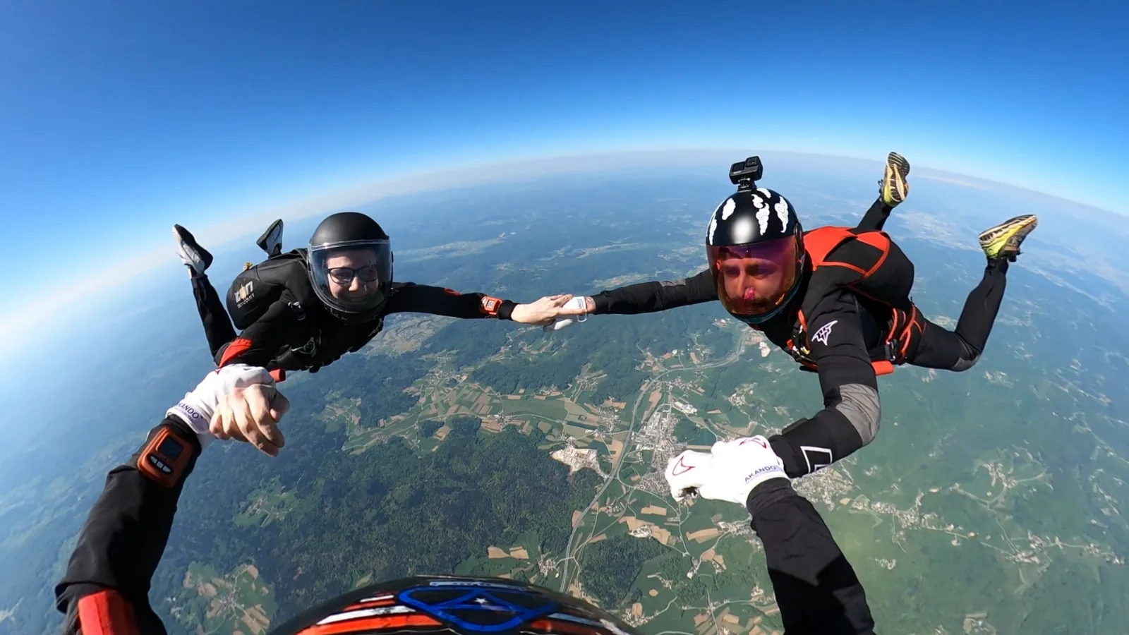 Članovi Skydive Akademije Marko Premužić, Maja Pađen i Petar Klešković u formaciji u slobodnom padu